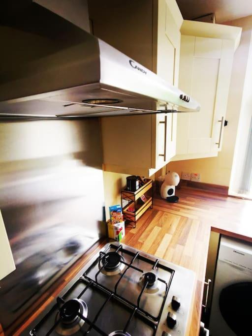 Entire 1 Bed Spacious Apartment, Private Balcony & Study Room Near City Whitehouse  Exterior photo