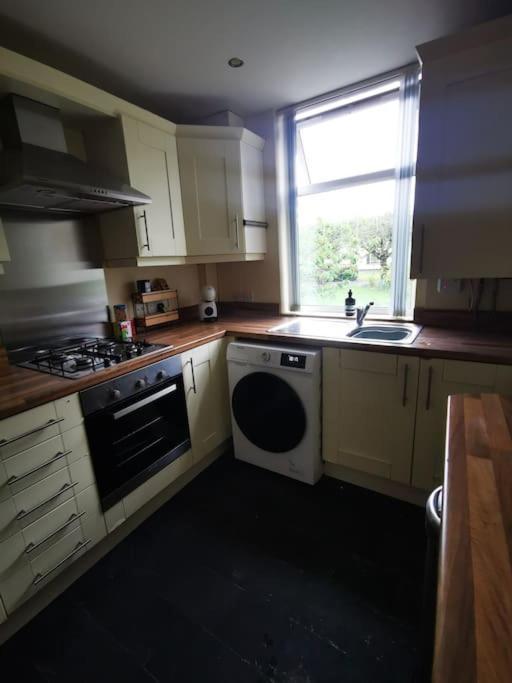 Entire 1 Bed Spacious Apartment, Private Balcony & Study Room Near City Whitehouse  Exterior photo